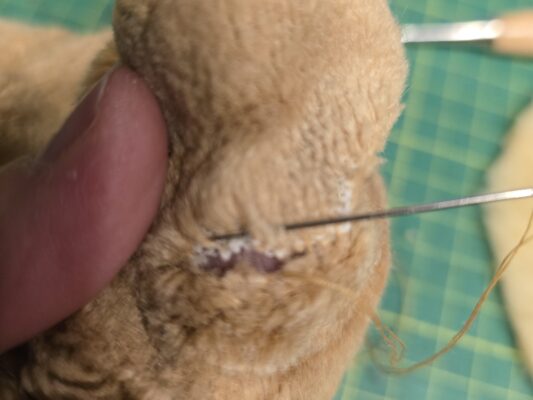 viele Reparaturen bei Stofftieren erledige ich per Hand, Nadel, Zwirn und Geduld