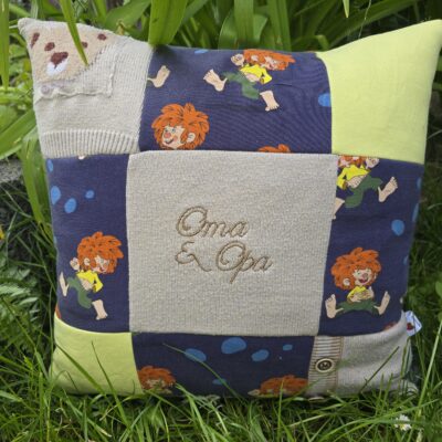 Erinnerungskissen aus Babykleidung bestickt und genäht in Patchwork mit Rahmen und mit Reißverschluß