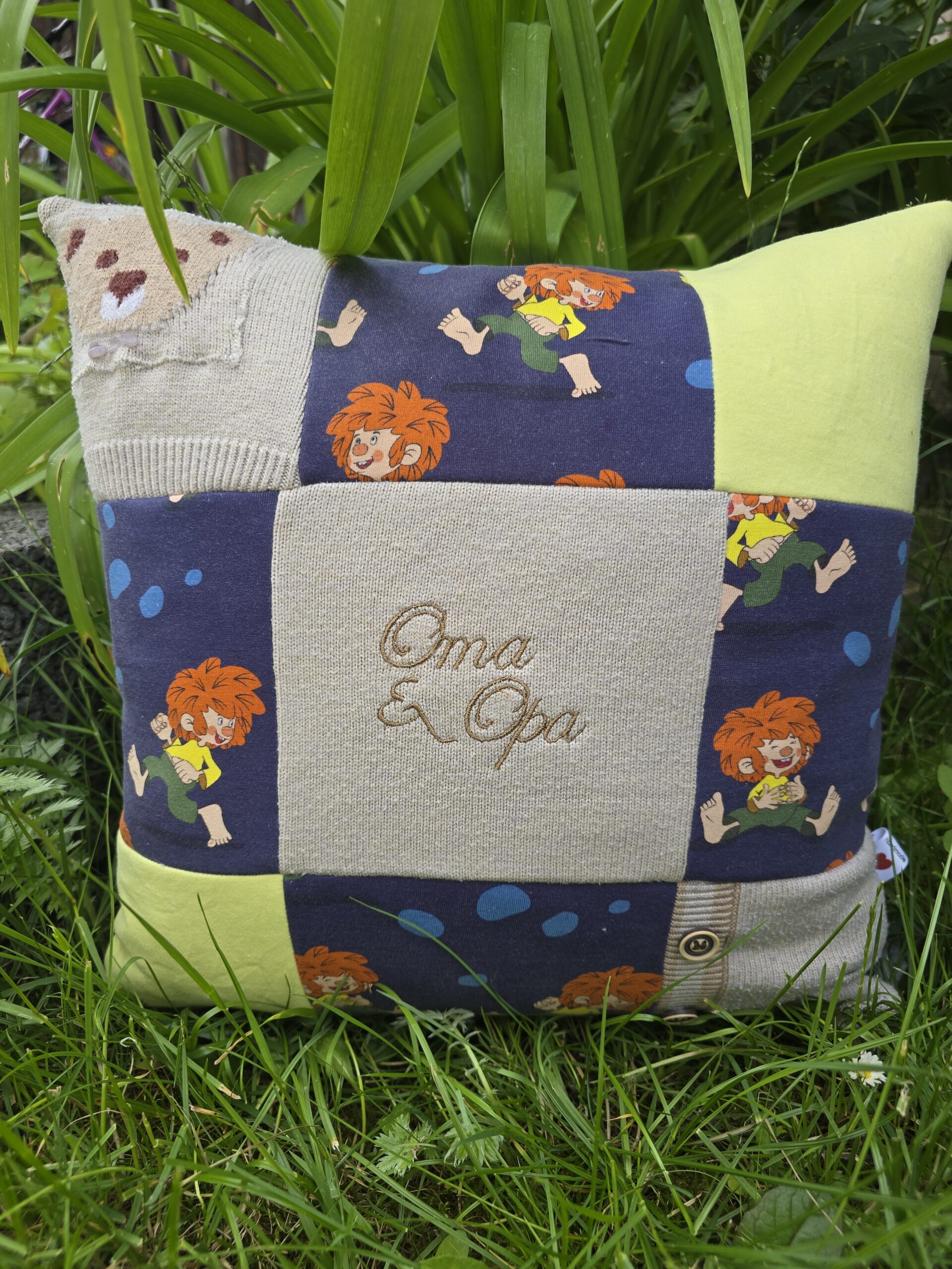Erinnerungskissen aus Babykleidung bestickt und genäht in Patchwork mit Rahmen und mit Reißverschluß