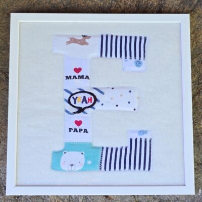 Patchwork Buchstabe aus Kleidung genäht als Erinnerungsbild