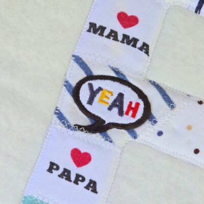 Patchwork Buchstabe aus Kleidung genäht als Erinnerungsbild