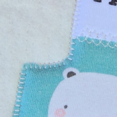 Patchwork Buchstabe aus Kleidung genäht als Erinnerungsbild