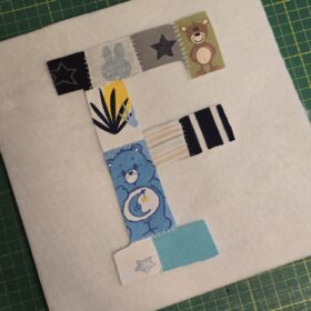 Ein Erinnerungsbild aus Reste und Abschnitte einer fertiggesteltlen Patchworkdecke aus Baby- und Kinderkleidung
