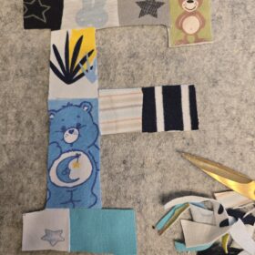 Ein Erinnerungsbild aus Reste und Abschnitte einer fertiggesteltlen Patchworkdecke aus Baby- und Kinderkleidung