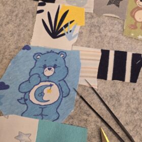 Ein Erinnerungsbild aus Reste und Abschnitte einer fertiggesteltlen Patchworkdecke aus Baby- und Kinderkleidung