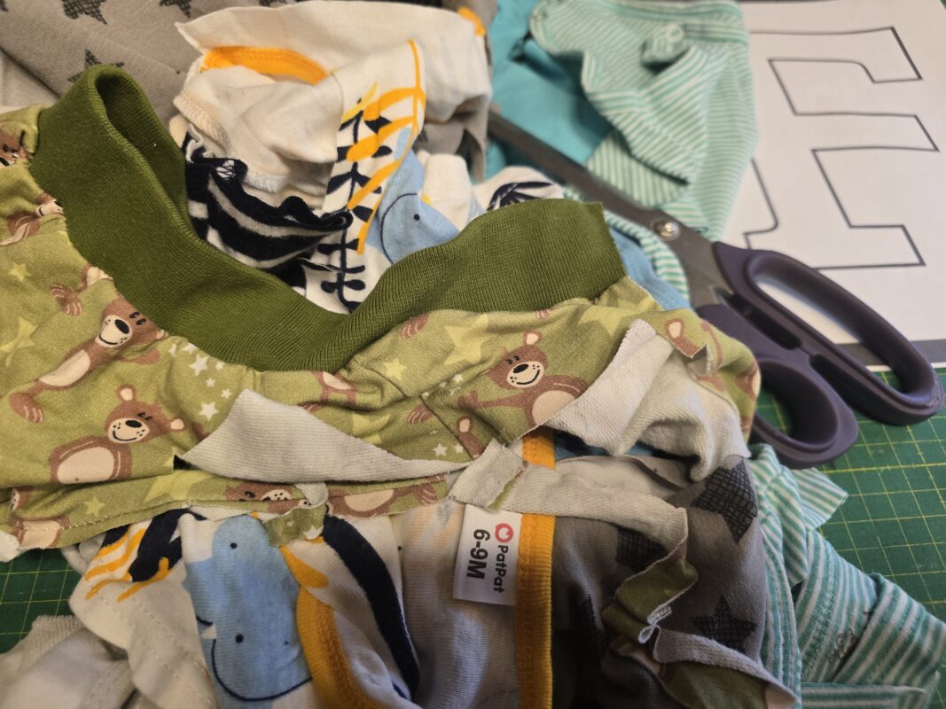 Reste und Abschnitte einer fertiggesteltlen Patchworkdecke aus Baby- und Kinderkleidung