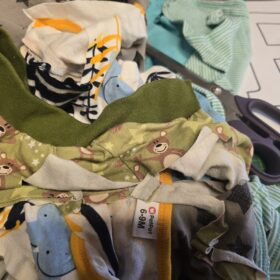 Reste und Abschnitte einer fertiggesteltlen Patchworkdecke aus Baby- und Kinderkleidung