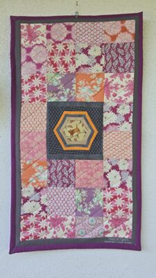 Patchwork Wandbild mit Hexagon und Katze, angefertigt nur aus Stoffresten