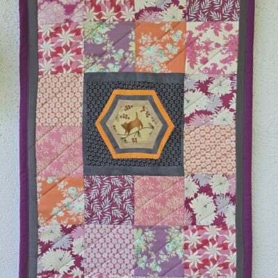 Patchwork Wandbild mit Hexagon und Katze, angefertigt nur aus Stoffresten