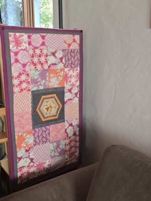 Patchwork Wandbild mit Hexagon und Katze, angefertigt nur aus Stoffresten