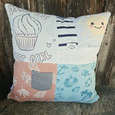 Erinnerungskissen aus Babykleidung genäht in Patchwork, unterlegt und mit Reißverschluß