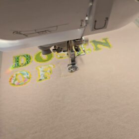 Individuelle Buchstaben-Applikationen aus gebrauchter Kleidung