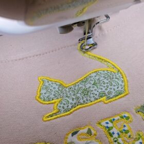 Individuelle Buchstaben-Applikationen aus gebrauchter Kleidung